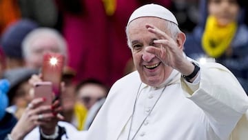 El Papa Francisco bendice el equipo femenino de f&uacute;tbol del Vaticano.