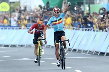 Greg van Avermaet supera al danés Jakob Fuglsang en la línea de meta de la prueba de ciclismo en ruta de los Juegos Olímpicos de Río de Janeiro.