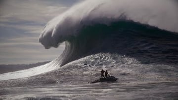 Dos personas desde un jet ski graban la ola m&aacute;s grande del mundo rompiendo en Praia do Norte (Nazar&eacute;, Portugal), a principios de noviembre del 2022. 