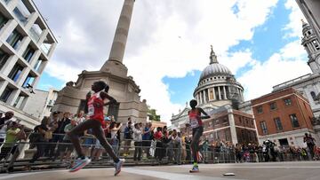 El p&uacute;blico aplaude a la baharan&iacute; Rose Chelimo (izquierda) y a la keniana Edna Kiplagat. 