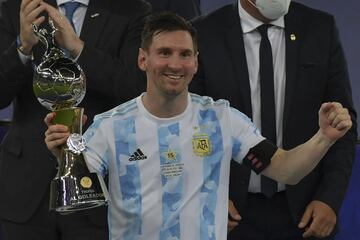 Leo Messi con el trofeo al mximor goleador de la Copa Amrica.