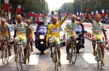 Marco Pantani junto a sus compañeros en los Campos Eliseos al proclamarse vencedor del Tour de Francia de 1998.