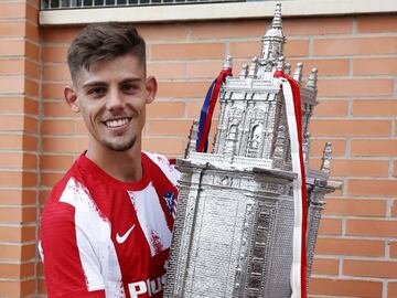 Francisco Montero con el trofeo Memorial Jesús Gil.