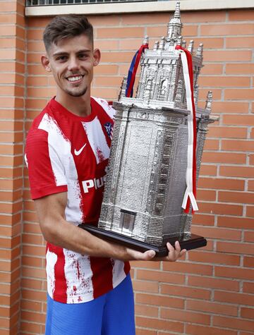 Francisco Montero con el trofeo Memorial Jesús Gil.