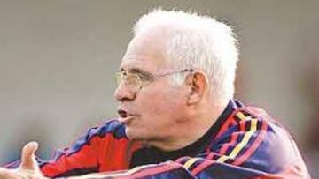 <b>CRÍTICO. </b>Luis Aragonés mostró su descontento por la situación del fútbol español y los números le dan la razón.
