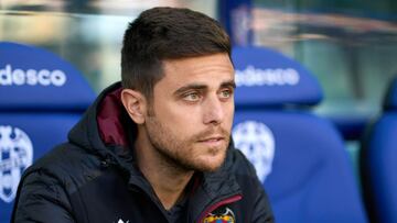 VALENCIA, SPAIN - APRIL 21: Head coach Alessio Lisci of Levante UD looks on prior to the LaLiga Santander match between Levante UD and Sevilla FC at Ciutat de Valencia Stadium on April 21, 2022 in Valencia, Spain. (Photo by Angel Martinez/Getty Images)