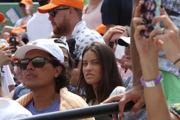 Una nueva final entre dos de las raquetas más fascinantes de todos los tiempos. Hoy ganó Federer bajo un sol de justicia en Miami. Nadal tuvo sus oportunidades de romper el servicio del suizo pero no lo consiguió. A pesar de eso, dejó una muy buena impresión. Veremos lo que pasa cuando llegue el momento de jugar en tierra batida. Aquí el resumen del partido en fotos.