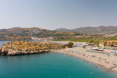 La localidad de Salobreña es muy conocida por su castillo medieval, pero también es uno de los destinos favoritos para muchos ya que tiene amplias playas de aguas transparentes, al más puro estilo tropical. Entre todas ellas destaca la Playa del Peñón de Salobreña, unida al promontorio rocoso que le da nombre.

