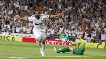 29-08-2012. Se disputó el partido de vuelta de la Supercopa de España en el Santiago Bernabéu. El Real Madrid perdió 3-2 en la ida, pero el valor doble de los goles les dió el triunfo a los madrileños al ganar en el segundo partido por 2-1. En la imagen, Higuaín celebra el 1-0 en la vuelta.
