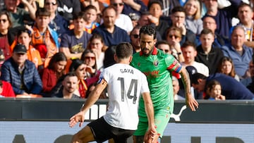 Rubén García disputa un balón por Gayá.