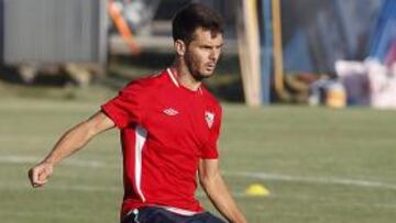 <b>CALIENTE. </b>Spahic durante la sesión, luego se enfrentó a un hincha.