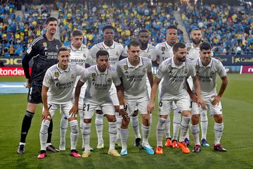 Onde incial del Real Madrid. De pie: Courtois, Valverde, Tchouameni, Rüdiger, Militão y Benzema. Agachados: Lucas Vázquez, Rodrygo, Ceballos, Nacho Fernández y Marco Asensio.