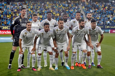 Onde incial del Real Madrid. De pie: Courtois, Valverde, Tchouameni, Rüdiger, Militão y Benzema. Agachados: Lucas Vázquez, Rodrygo, Ceballos, Nacho Fernández y Marco Asensio.