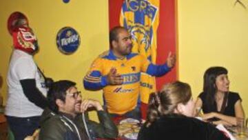 Aficionados mexicanos que radican en Buenos Aires se dieron cita en el restaurante "Che Taco" para ver el partido.