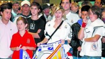<b>GRAN ACOGIDA. </b>Cerca de 500 aficionados esperaron la llegada del Madrid en el aeropuerto de Zúrich, pero no pudieron ver de cerca a sus ídolos.