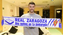 André Pereira posa con una bufanda del Real Zaragoza a su llegada a la capital aragonesa.