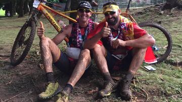 Los gaditanos Pepe Cand&oacute;n y Jonathan Mac&iacute;as posan tras proclamarse Campeones del Mundo XTERRA en categor&iacute;a PC Visual Impediment.