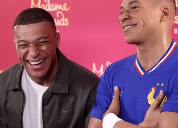 Kylian Mbappé presenta su figura con la equipación de Les Bleus que será llevada al museo Madame Tussauds en Berlín.