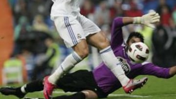 <b>YA VE PORTERÍA. </b>Cristiano rompió su mala racha ante el Depor para aportar efectividad al Madrid.