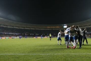 Los jugadores de Universidad Catolica celebran el gol de Jose Pedro Fuenzalida contra Universidad de Chile durante el partido de Super Copa disputado en el estadio Ester Roa de Concepcion, Chile.