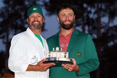 Ceremonia de chaqueta verde en el Masters de Augusta 2023. Jon Rahm campeón.