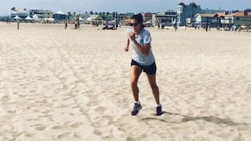 Garbi&ntilde;e Muguruza entrena en las playas de California.