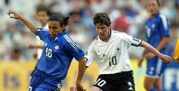 La mediocampista Alemana tiene en su cuenta 11 goles con Copas del Mundo Femeninas. Marcó 51 goles en 154 participaciones vistiendo la camiseta de su selección entre 1989 y 2003.