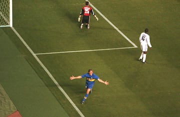 El conjunto argentino únicamente se ha enfrentado al Real Madrid en partido oficial una vez. La final de la Intercontinental del año 2000 en la que el conjunto xeneize derrotó a los de Del Bosque por 2-1 (doblete de Palermo y gol de Roberto Carlos). Riquelme dio una exhibición.