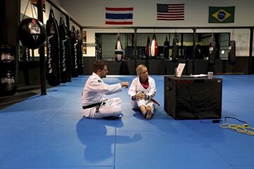 Frente al coronavirus, tecnología. Eddie Abney y su esposa, Michelle, interactúan con sus alumnos del gimnasio Method MMA en Maryland (Estados Unidos), que ha tenido que cerrar sus puertas por el COVID-19. Por allí pasan más de cien personas seis días a la semana. Ahora, sólo les queda dar clases por ordenador. 

