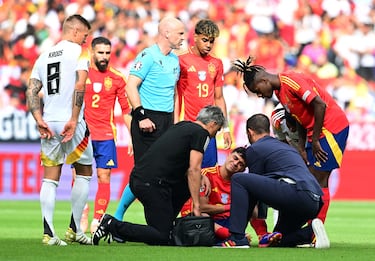 El cuerpo médico de la selección española asiste al centrocampista internacional del Barcelona.