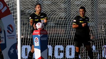Futbol, Colo Colo vs Union La Calera.
Fecha 1, campeonato Nacional 2021.
El arbitro Julio Bascunan es fotografiado durante el partido de primera division entre Colo Colo y Union La Calera disputado en el estadio Monumental de Santiago, Chile.
27/03/2021
Andres Pina/Photosport
Football, Colo Colo vs Union La Calera.
First date, 2021 National Championship.
Referee Julio Bascunan is pictured during the first division match between Colo Colo and Union La Calera held at the Monumental stadium in Santiago, Chile.
27/03/2021
Andres Pina/Photosport