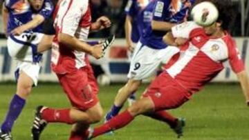 <b>PELIGRO. </b>Jonan García dispara ante la mirada de su compañero Aníbal y la presión del Sabadell.