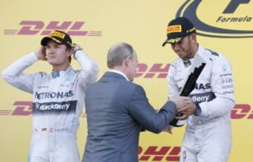 El presidente ruso, Vladimir Putin entrega el trofeo al ganador de Fórmula 1 Lewis Hamilton