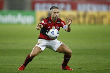 De hecho, Diego Ribas (Brasil, 28/02/1985) es compañero de Filipe Luis en el Flamengo, compartiendo así sus últimos éxitos deportivos como hicieron en su día en el Atlético con la Europa League conseguida en 2012 y la Liga de 2014. El centrocampista brasileño, muy recordado también por su paso por Oporto, Werder Bremen o Wolfsburgo, acaba contrato a final de año y todavía no ha desvelado su futuro... De momento, sigue siendo uno de esos futbolistas que (quizás) no sabías que seguían en activo.