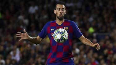 Busquets controla el balón en el partido ante el Inter.