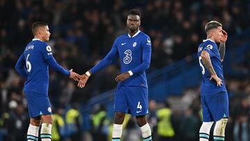 Thiago Silva y Benoit Badiashile, jugadores del Chelsea, se saludan al término del partido junto a Enzo Fernández.