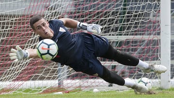 Arrizabalaga, de nuevo citado por Lopetegui, se lanza a por un bal&oacute;n durante un entrenamiento en Lezama durante la presente temporada.