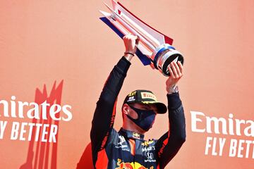 Max Verstappen celebrando su victoria en el podio del Gran Premio 70 Aniversario. 