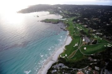 Este campo tiene 72 hoyos con unas impresionantes vistas al mar a lo largo de la escarpada cabecera de Carmel Bay (California). Es uno de los campos más importantes de Estados Unidos. 
