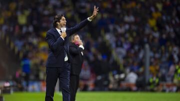 Santiago Solari da indicaciones a sus jugadores en partido del América
