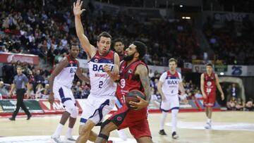 DJ Seeley trata de penetrar ante la defensa de Toolson.