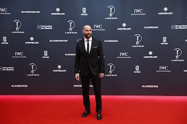Ander Mirambell, pionero del skeleton en España, posa a su llegada a la ceremonia de entrega de los Premios Laureus.