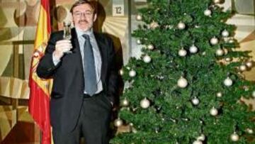 <b>BRINDIS. </b>Jaime Lissavetzky brinda por los éxitos pasados y futuros.