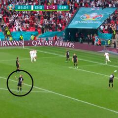 El gesto de Kroos 'señalando' a un compañero tras el 2-0 de Inglaterra