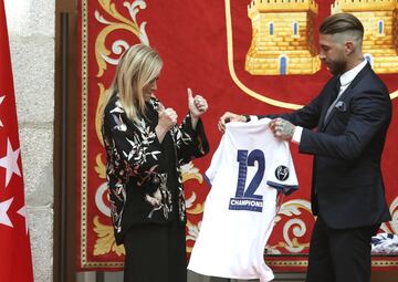 La presidenta de la Comunidad de Madrid, Cristina Cifuentes, y el capitán del Real Madrid, Sergio Ramos, durante la recepción ofrecida a la plantilla del Real Madrid