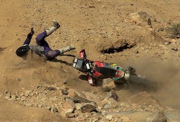 El canadiense Jordan Strachan se estrella durante la etapa 1 del Rally Dakar 2025.