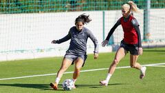 Kenti Robles y Jakobsson, jugadoras del Real Madrid, durante el &uacute;ltimo entrenamiento antes de viajar a Tenerife. 