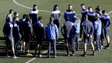 El entrenador del Espanyol concienció ayer a sus jugadores de que deben jugarle al Barça distinto que en los anteriores derbis.