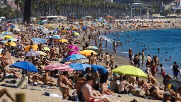 BARCELONA, 19/07/2020.- Vista de la playa de San Sebastián este domingo, segundo día de medidas anti Covid-19, con amenaza de un confinamiento si no mejoran los datos de la pandemia. EFE/ Alejandro García