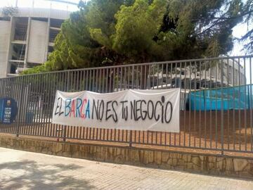 Pancarta contra Joan Laporta en los alrededores del Camp Nou.